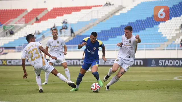Arema_vs_Bhayangkara_winger_Arema__Paulinho_Moccelin_coba_menerobos_rapatnya_pertahanan_Bhayangkara