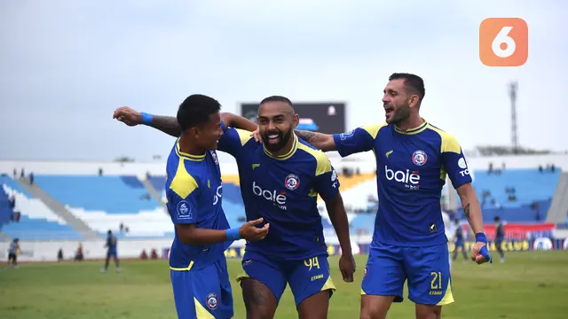 Arema_vs_Bhayangkara__striker_arema_dalberto_luan__tengah__merayakan_gol_bersama_Bayu_Setiawan_da