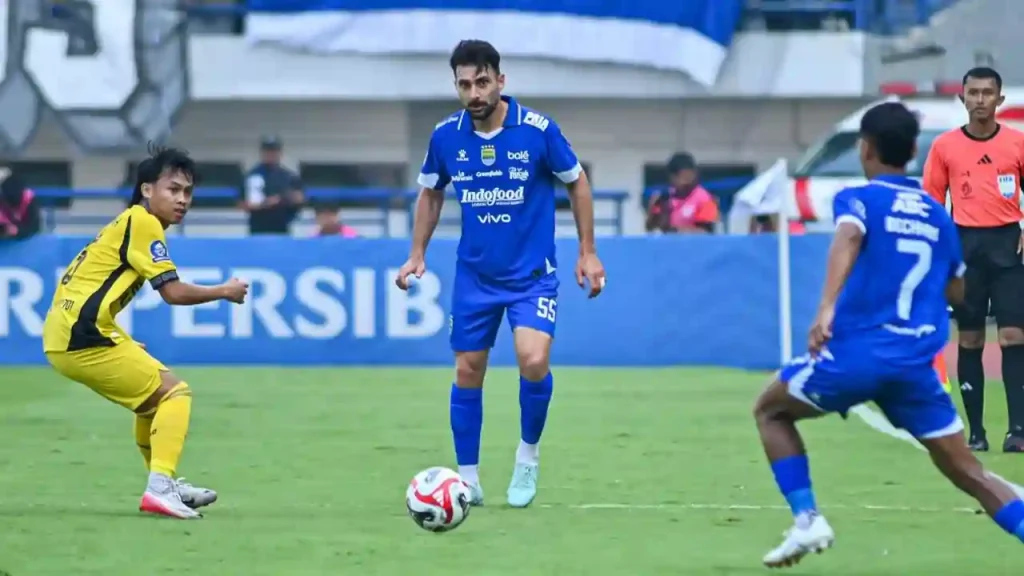 Aksi pemain Persib Bandung, Frans Putros,