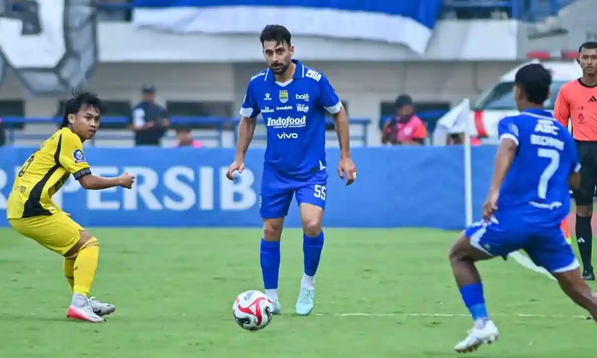 Aksi pemain Persib Bandung, Frans Putros,