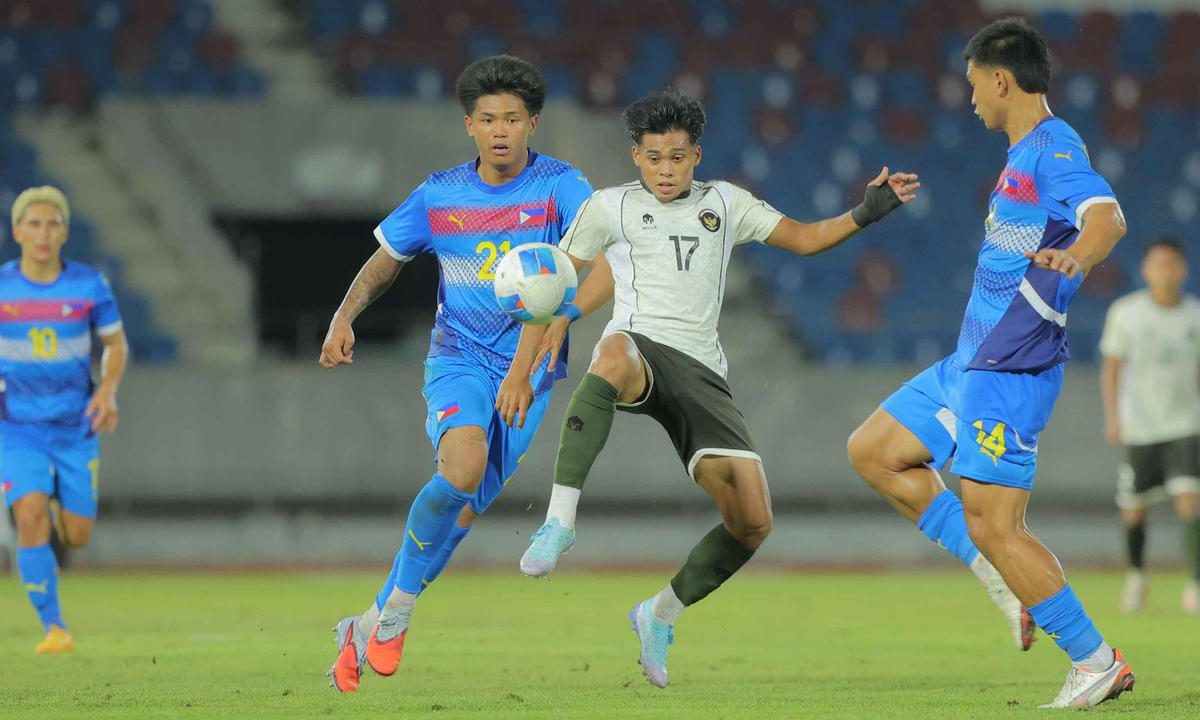 pemain Timnas Indonesia U-22, Rahmat Arjuna Reski (tengah)
