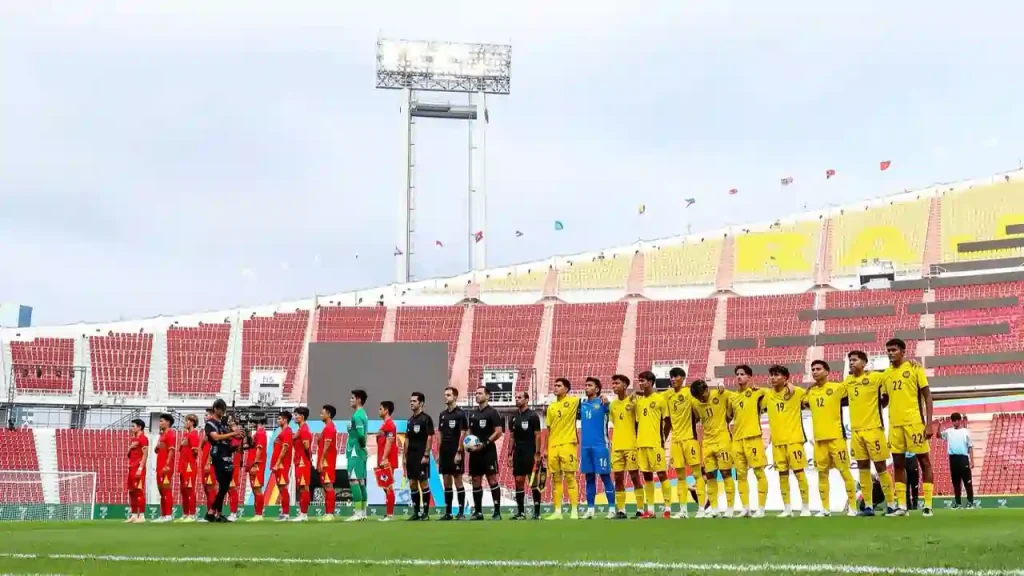 Para pemain sedang bersiap menyanyikan lagu kebangsaan jelang laga Timnas Vietnam U-22 Vs Timnas Malaysia U-22 dalam laga terakhir Grup B SEA Games 2025 di Stadion Rajamangala, Bangkok, Thailand