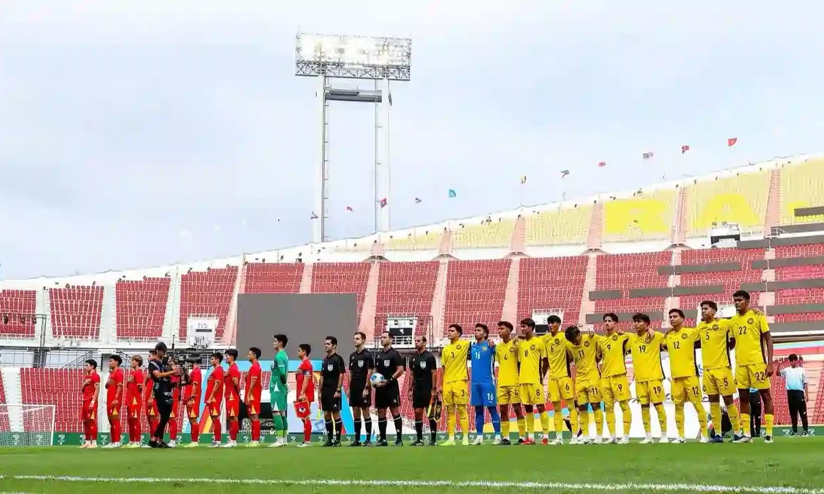 Para pemain sedang bersiap menyanyikan lagu kebangsaan jelang laga Timnas Vietnam U-22 Vs Timnas Malaysia U-22 dalam laga terakhir Grup B SEA Games 2025 di Stadion Rajamangala, Bangkok, Thailand